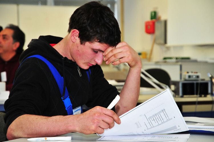 Der Südtiroler Markus Gasser studiert intensiv die Unterlagen, bevor er sich an die Fehlersuche macht. (Foto: Schmidt)