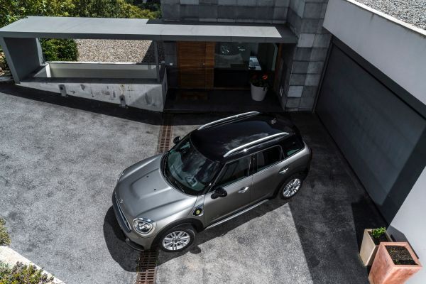 Unter Berücksichtigung der Navigationsdaten wird die Betriebsstrategie des Hybrid-Systems darauf ausgelegt, die Energiekapazitäten der Hochvoltbatterie in maximalem Umfang zu nutzen.  (Mini)