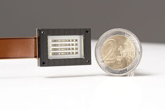 Blick auf ein OLED-Mikrodisplay mit 45 Prozent Transparenz. Dieser Erfolg kann etwa Brillen für die Augmented-Reality-Anwendungen verbessern.(Bild:  Fraunhofer-IPMS)