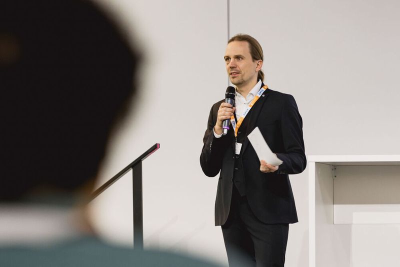 PROCESS-Redakteur Dominik Stephan unterstützt bei der Moderation und führt die Teilnehmer durch das Programm. (Bild: Stefan Bausewein)