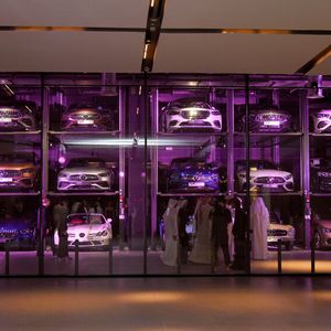 Gleichwohl ist das Brand Center am Rande des Dubai Design Districts nicht nur eine Event- und Gastro-Location, sondern irgendwie auch ein Autohaus.(Bild:  Gargash)