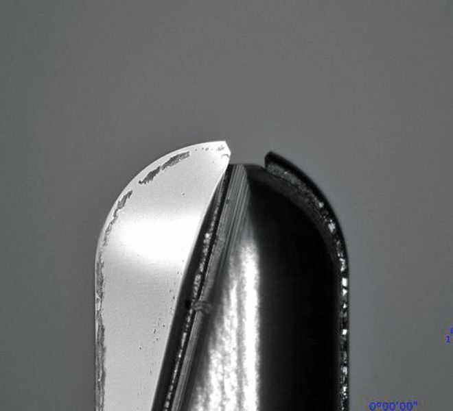 Standzeit-Versuch mit CVD-D-Werkzeugen von Franken Dental (Maschinenlaufzeit 21 min) und Vita Enamic: links oben Detailansicht des Tools vor dem Versuchsstart, darunter nach Fertigung von 50 Teilen, rechts oben nach 104 Teilen. (Emuge-Franken)