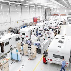 Mit AR ist ein Caravan-Hersteller in der Lage, neue Varianten sofort am Band zu produzieren.(Bild:  LMC Caravan)