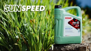 ROWE SUNSPEED® ist das neue Motorenöl mit synthetischen Basisölen aus 100% pflanzlicher Biomasse (Bild: ROWE MINERALÖLWERK GmbH)