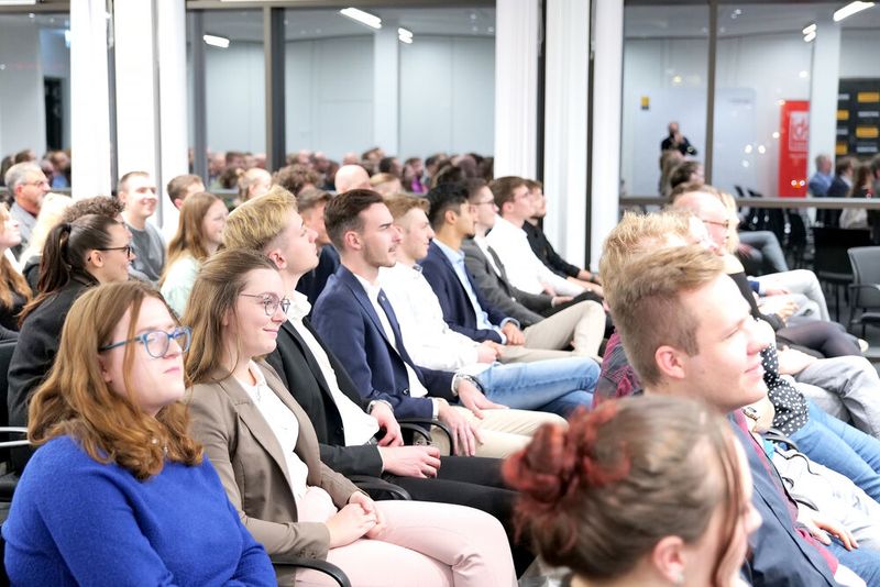 Der Abend begann dann mit gespanntem Warten auf die Ergebnisse. (Bild: Schmidt - VCG)