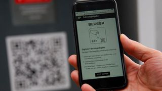 Infektionsschutz in Vollendung: Die kontaktlose Fahrzeugabgabe von Beresa nutzt das Smartphone des Kunden als Bildschirm. (Wenz/»kfz-betrieb«)