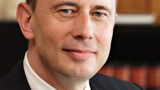 Bundesverkehrsminister Wolfgang Tiefensee: „Autos, die ausschließlich mit fossilen Energiequellen fahren, sind langfristig Auslaufmodelle. Elektrofahrzeugen mit Batterie und Brennstoffzelle gehört die Zukunft.“ Bild: Bundesverkehrsministerium (Archiv: Vogel Business Media)