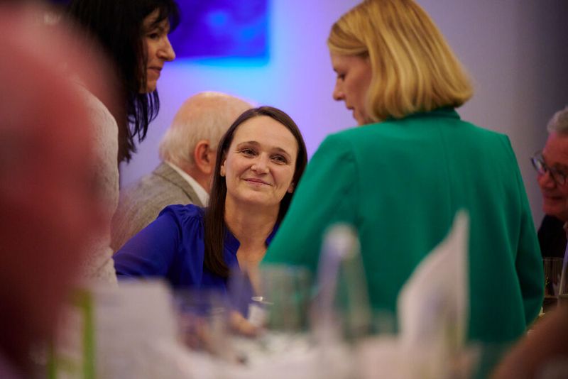 Impressionen vom ELEKTRONIKPRAXIS Frühlingsfest 2023 im Ketterer Kunst mit der Verabschiedung von Johann Wiesböck.  (Bild: © EYE AM CHRIS)