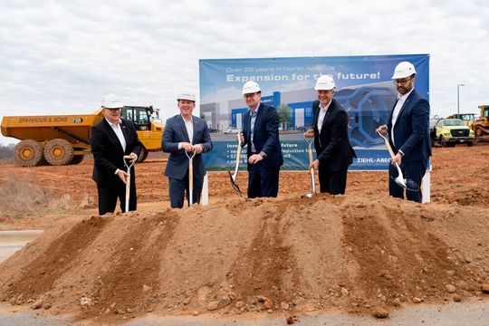 Ziehl-Abegg stärkt Auftritt am US-Markt mit 100-Millionen-Invest! Das Management beim Spatenstich (v.l.): Thomas Brommer (ZA-Gruppe), Jimmy Mitchell (ZA USA), Dr. Marc Wucherer (CEO ZA-Gruppe), Joachim Ley (ZA-Gruppe) und Mirco Herrmann (ZA USA).(Bild:  Ziehl-Abegg)