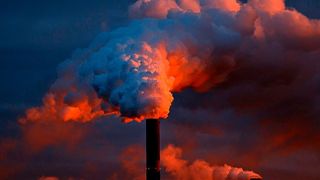 Stickoxide (NOx) sind toxische Gase, die in fast allen Industrieabgasen vorkommen. (gemeinfrei)