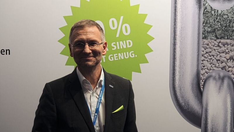 Klaus Pfaffeneder, RUD: „Mit dem neuen Kettentyp R 160 wird die Laufzeit verdoppelt. Dies erreichen wir mit einem neuen Material mit sehr zähem Kern. Die ersten Ketten des Typs haben wir vor fünf Jahren installiert, deren Einsatz in harten Einsätzen belegt dies.“ (Mühlenkamp)