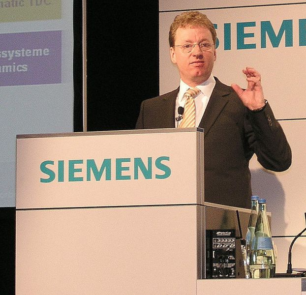 Mit standardisierten Technologieplattformen bei Automatisierung und Antrieben, branchenspezifischen Produktlinien und einer weltweit installierten Anlagenbasis verfügt Industry Solutions über gute Voraussetzungen, das Service- und Modernisierungsgeschäft weiter auszubauen, erklärte Wegmann. „Wir profitieren von der Nachfrage nach umweltfreundlichen Technologien. Mit integrierten Lösungen in den Bereichen Energieeffizienz, Wassermanagement und Schadstoffkontrolle ist Siemens der einzige Lösungsanbieter weltweit, der Industriekunden auf allen drei Gebieten des Umweltportfolios kompetent und kundenspezifisch unterstützt.“ (Archiv: Vogel Business Media)