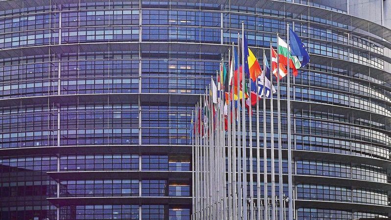 Das Europäische Parlament in Straßburg trifft am 7. Juni für die Automobilbranche wegweisende Entscheidungen. (Bild:  gemeinfrei /  Pixabay)