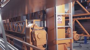 Für den Betrieb des Regalbediengerätes auf Schienen zwischen den Hochregalen kommen robuste Getriebemotoren von Nord zum Einsatz. (Bild: Nord Drivesystems)