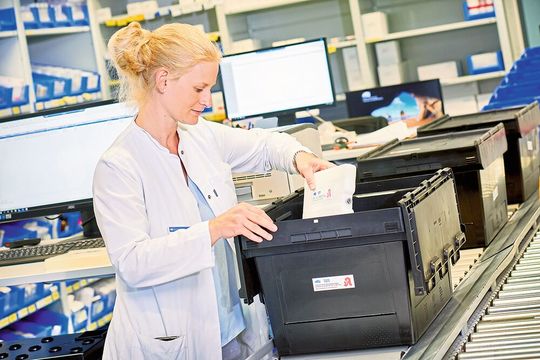 Pro Ausgabetag werden in der Krankenhausapotheke der TU München bis zu 3.000 Arzneipackungen in bis zu 150 wiederverwendbaren MB-Pharmaboxen kommissioniert. Pro Ausgabetag werden in der Krankenhausapotheke der TU München bis zu 3.000 Arzneipackungen in bis zu 150 wiederverwendbaren MB-Pharmaboxen kommissioniert.