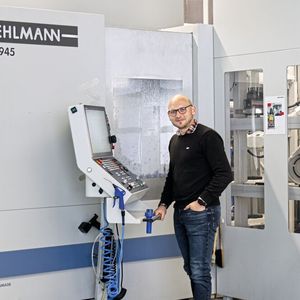 Benjamin Unruh, Projektleiter bei Escha, ist sehr zufrieden mit der neuen Fertigungslösung bestehend aus «Versa 945» von Fehlmann, einer flexiblen Gibas-Automation und dem Leitsystem «Evomecs». (Bild:  Fehlmann)