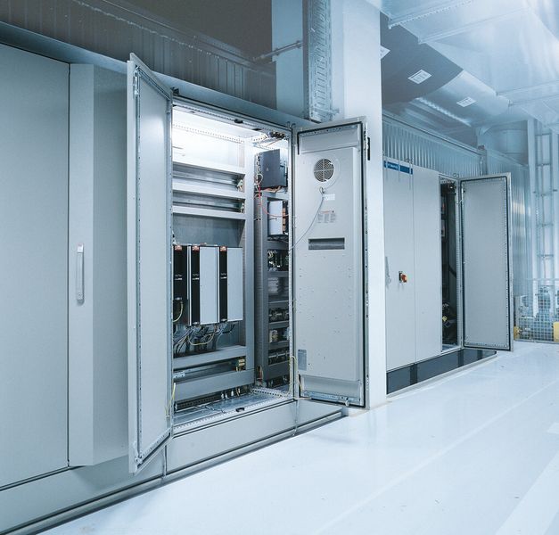 Schaltschrank TS 8 in der Anwendung. (Rittal)