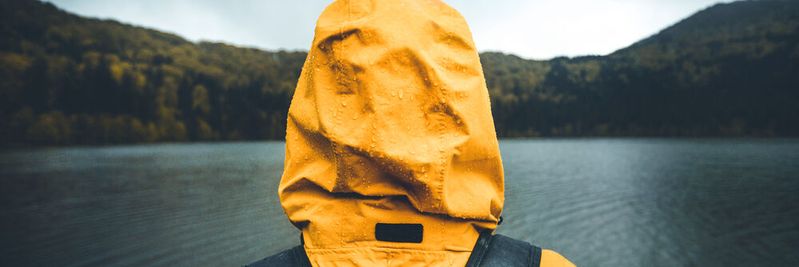 Da PFAS wasser- und fettabweisend sind, finden sie sich auch in Outdoor-Bekleidung wieder. (Symbolbild) Da PFAS wasser- und fettabweisend sind, finden sie sich auch in Outdoor-Bekleidung wieder. (Symbolbild)