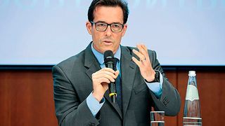 Dr. Volker Treier ist der DIHK-Außenwirtschaftschef. Angesichts einer aktuellen Befragung von deutschen Industrieunternehmen zeigt sich, dass viele ins Ausland abwandern wollen, um sich zu retten. Treier: „Das ist ein sehr bedenkliches Signal für den Standort Deutschland!“ (Bild: DIHK)