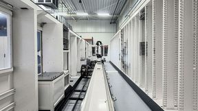 Die Fertigungszelle ist mit einem Roboter ausgestattet, der über ein Schienensystem Paletten und Werkstücke zwischen den verschiedenen Bearbeitungszentren und Stationen transportiert. (Bild: Grob-Werke)
