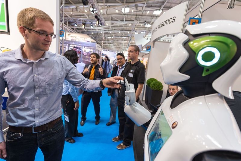 Über 60 Firmen, spezialisiert auf Servicerobotik mit B2B-Bezug, zeigten die außergewöhnlichen Möglichkeiten intelligenter Serviceroboter und Komponenten aus den Bereichen Medizin und Pflege, Inspektion und Wartung sowie aus der Logistik. (Bild: Thomas Plettenberg)
