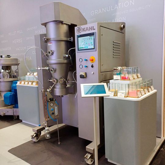 Die LFB Mini L eignet sich für die Trocknung, Agglomeration, Sprühgranulation, Mikroverkapselung oder das Coating von Pulvern, Granulaten oder Pellets für Produktmengen von 200g bis 2500g. (Bild:  Amandus Kahl)