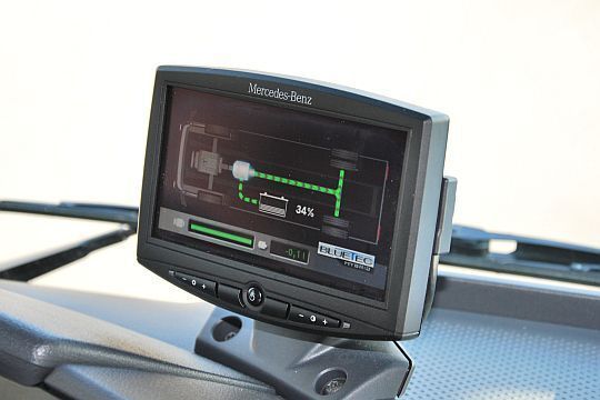 Das Display zeigt den Energiefluss an. Beim Anfahren arbeitet nur der E-Motor, während der Diesel im Leerlauf grummelt. (Archiv: Vogel Business Media)