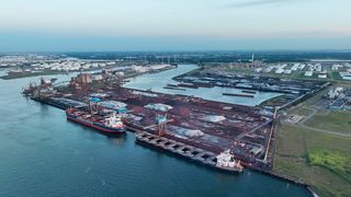 Blick auf das EECV-Terminal im Rotterdam-Europoort. Von den bisherigen vier Schiffentladern ist einer jetzt veraltet. Thyssenkrupp Steel und Partner wollen jetzt in einen neuen investieren. Der soll aber nicht nur fitter sein sondern auch weitere Vorzüge in die Stahlwelt von morgen bringen. (Bild: Thyssenkrupp Steel)