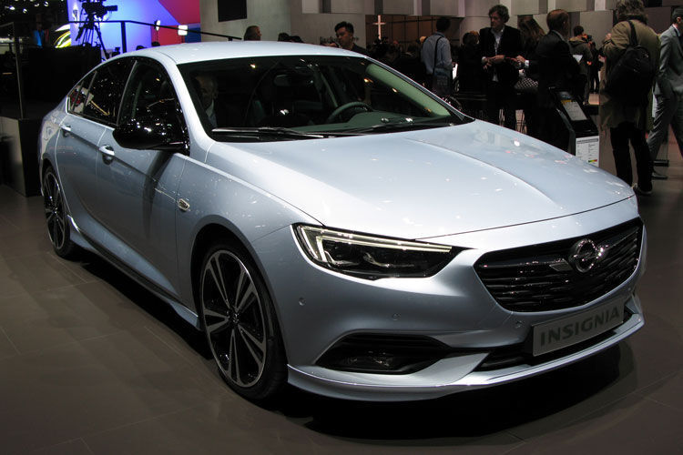 Opel startet beim Insignia nach gut neun Jahren einen umfassenden Neuanfang. Das Gesicht der Limousine mit dem Namenszusatz „Grand Sport“ erinnert an die Studie Monza Concept aus dem Jahr 2013. (Seyerlein /»kfz-betrieb«)