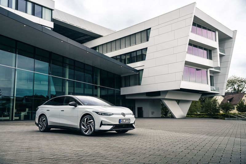 Der Volkswagen ID 7 ist mit 4,96 Meter so lang wie die neue Mercedes E-Klasse. (Bild: GCOTY)
