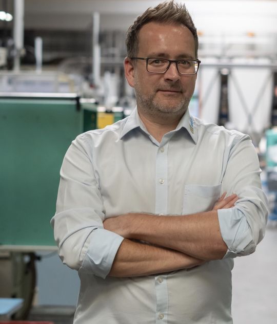 Weiss-Vertriebsleiter Christian Stecker will auf der KPA in Bad Salzuflen potenziell neue Kunden mit Know-how bei der Fertigung von anspruchsvollen Spritzgussteilen überzeugen.(Bild:  Weiss Kunststoffverarbeitung)