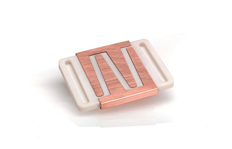 Technische Keramik wird im Elektroauto beispielsweise in Spannungswandlern, der Antriebssteuerung, Ladeeinheit und im Thermomanagement von Hochleistungs-LEDs eingesetzt. (Bild: Ceramtec)