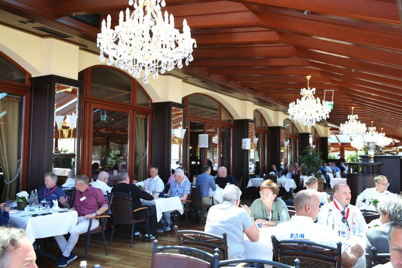 Ausgelassene Stimmung beim Mittagessen in der Brasserie (Bild: Also)