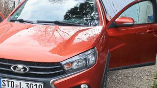 Mit dem Vesta Cross hat Lada auf den SUV-Trend reagiert und das Basismodell mit einigen Applikationen aufgewertet. (Grimm/»kfz-betrieb«)