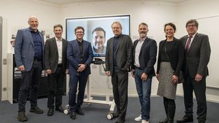 Bauen ihre Zusammenarbeit aus: Prof. Stefan Nickel (KIT), Prof. Michael Decker (KIT), Dr. Carsten Holtmann (IBM), Dr. Juan Bernabe Moreno (IBM, virtuell auf dem Bildschirm), Prof. Jan S. Hesthaven (KIT), David Faller (IBM), Dr. Barbara Schmuker (KIT), Prof. Thomas Hirth (KIT) (v. l. n. r.) (Bild: Markus Breig, KIT)