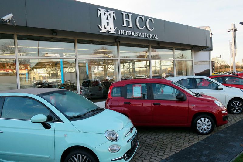 Im Angebot sind nicht nur Luxus-Sportwagen, sondern Gebrauchtwagen jeder Größe. (Lulei)