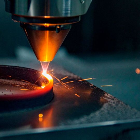 Der neue Produktions-prozess mit der EHLA3D-Technik ermöglicht es nun, komplexe Geometrien mit hochfesten Materialien effizient zu produzieren, zu beschichten oder zu reparieren. Das haben Makino und das Fraunhofer-ILT erreicht.(Bild:  Makino)