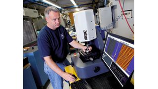 Bedienung des Weisslichtinterferometers Zegage. (Bild: Stähli)