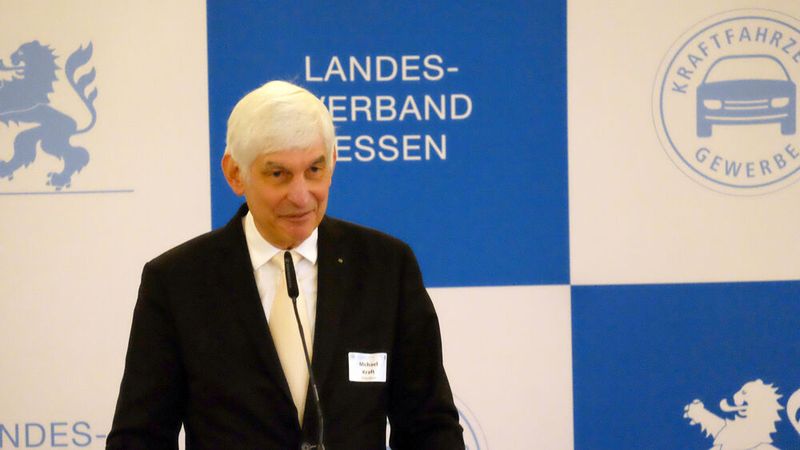 Michael Kraft, Präsident des hessischen Kfz-Gewerbes, würdigte seinen Vorgänger mit den Worten: „Du bist ein Vorbild für uns, Jürgen.“	 (Bild: Zietz – VCG)