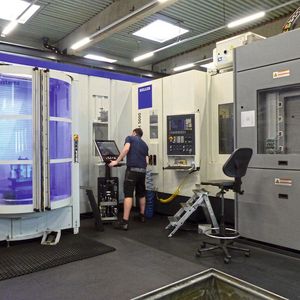 Sieben Jahre später folgte das zweites baugleiche Bearbeitungszentrum. Damit erreicht man Versorgungssicherheit und bearbeitet darauf alle Bauteile, die hohe Genauigkeiten erfordern.(Bild:  Heller)