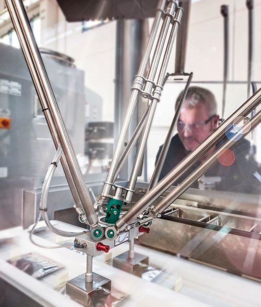 Moderne Industrieroboter sind aus Fertigungsanlagen nicht mehr wegzudenken. (Schneider Electric)