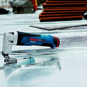 Mit nur einer Akku-Ladung erreicht die Blechschere eine Schnittleistung von bis zu 60 m in Stahl.  Bild: Bosch