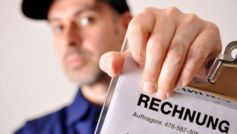 Eine Rechnung auf Papier? Können Sie bald vergessen, denn ab 2025 wird die elektronische Rechnung eingeführt. Erst mal im B2B-Bereich und dann komplett bis Ende 2027. (Bild:  Dan Race - stock.adobe.com)