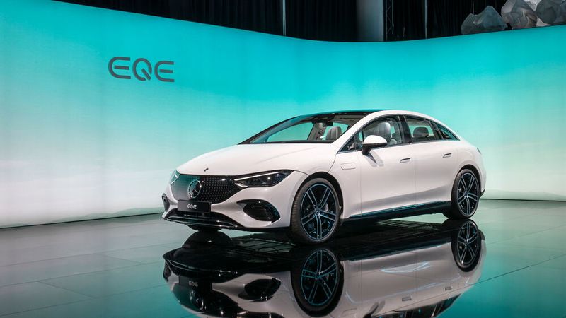 Der EQE ist die batteriebetriebene Entsprechung der E-Klasse und tritt ab 2022 vor allem gegen Teslas Model S an. (Bild: Daimler)