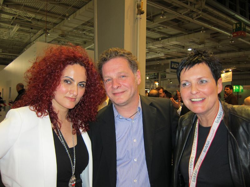 (v. l.) Besa Agaj, IT-BUSINESS, mit Andreas Arndt und Natalie Kremer, Littlebit (Bild: IT-BUSINESS)