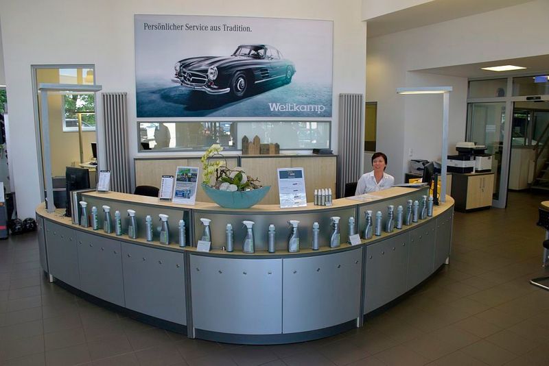 Direkt neben der Direktannahme finden sich der Servicetresen und der Wartebereich für die Kunden. (Rosenow/»kfz-betrieb«)