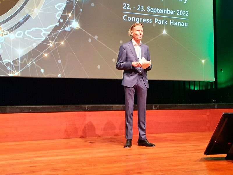 Bernd Schwefing, CEO von Controlware, eröffnete den Branchentreff nach zweijähriger Pause. (Bild: Vogel IT-Medien)