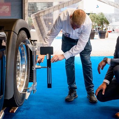 Auf der Messe können Mechaniker die Sensoreinstellung direkt an einer Zugmaschine trainieren und sich im Caravan-Service weiterbilden. (Bild: Messe Frankfurt Exhibition GmbH / Pietro Sutera)
