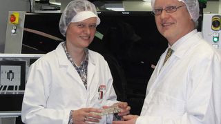 Dr. Andrea Weidner (SEMIKRON International, links) und Wolf Rüdiger Pennuttis (Viscom) vor dem Inspektionssystem S6056BO (Bild: Viscom)