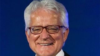 Harry Brambach feierte seinen 80. Geburtstag. Glückwünsche erhielt der Ehrenpräsident des Kfz-Gewerbes Baden-Württemberg vom Präsidenten Michael Ziegler.  (Bild: Kfz-Gewerbe Baden-Württemberg)